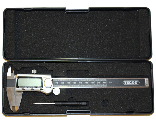 Digitalt skjutmått i fodral med skruvmejsel