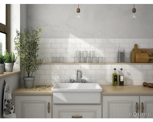 Köksscen med diskho, kakel och dekorationer för en ljus och organiserad atmosfär.