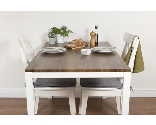 Matbord med två stolar, porslin och dekorationer