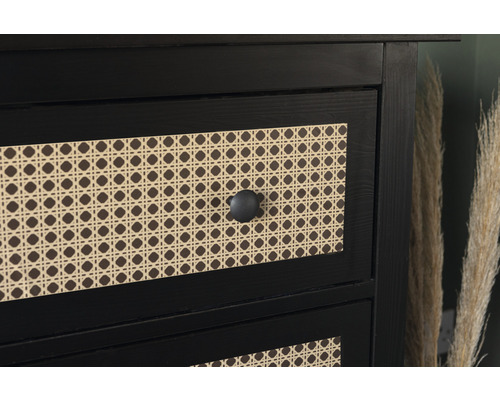 Närbild av en byrå med rottingflätning på lådorna