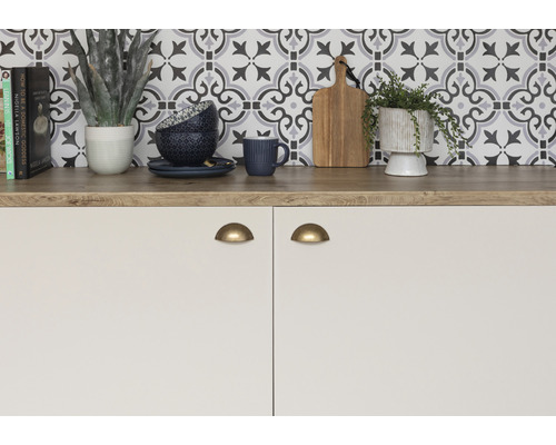 Köksscen med bänkskiva, porslin och dekoration på ett skåp