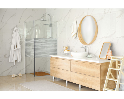 Ljust badrum med dusch, handfat och spegel