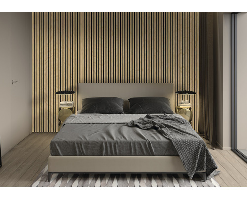 Ljust sovrum med säng och träpanelvägg