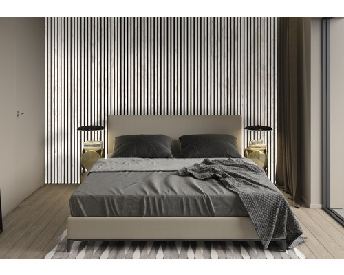 Sovrum med säng, sängbord och väggpaneler