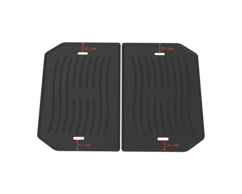 Två svarta bagagerumsmattor med räfflad struktur och 35,5 mm mätmarkeringar