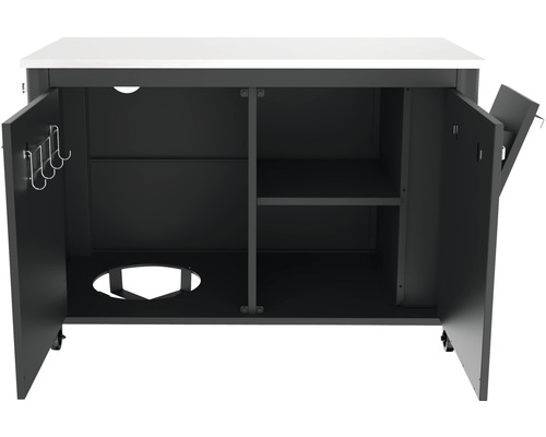 Grillkök med öppna dörrar, interiör med hyllor och krokar