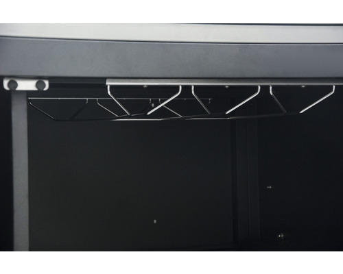 Invändig vy av ett skåp med en hållare för vinglas