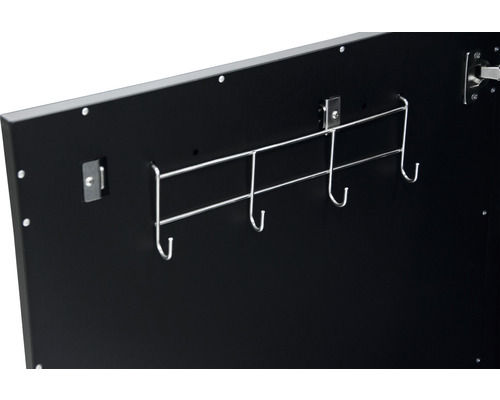 Skåpsinsida med kroklist för förvaring