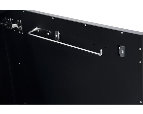 Invändig vy av ett skåp med krokar och lås