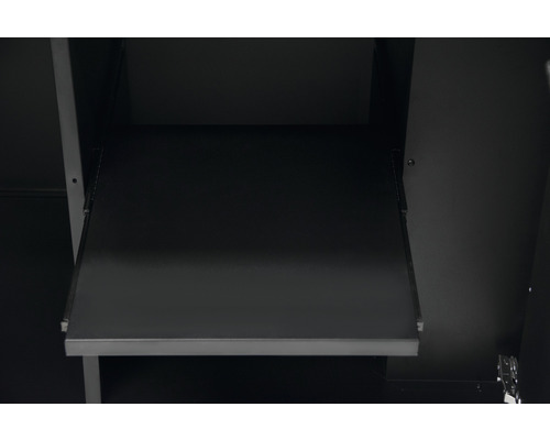 Utdragbar hylla i ett skåp