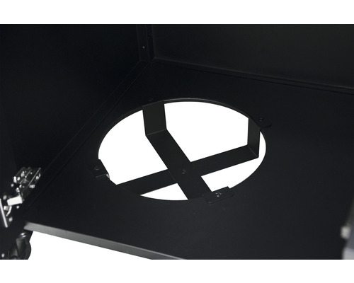 Inre vy av en grill med rund öppning och tvärstag