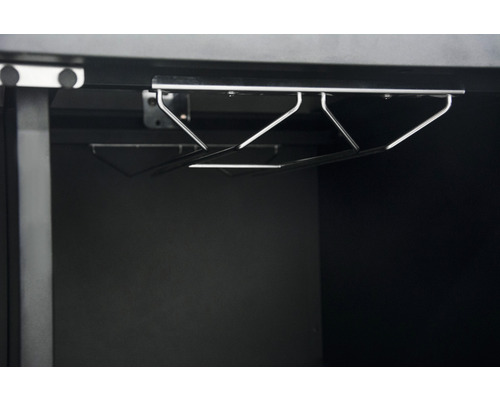 Interiör av ett skåp med en hållare för vinglas