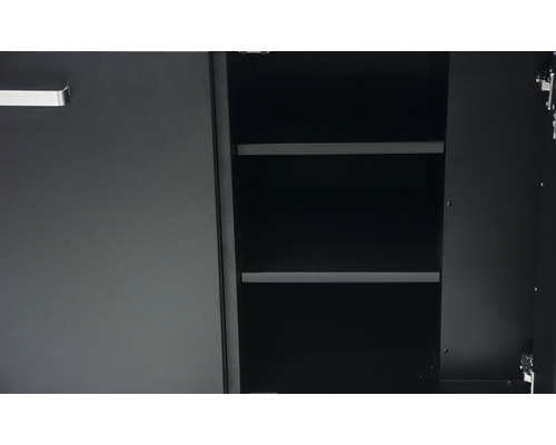 Öppet skåp med hyllor