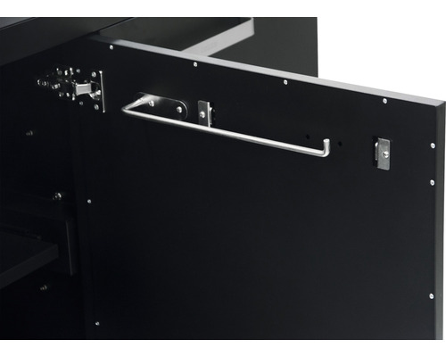 Insidan av en svart skåpdörr med en handdukshängare