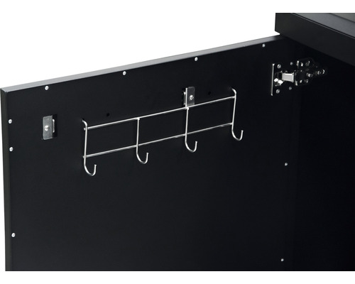 Inre vy av ett skåp med metallkroklist för förvaring