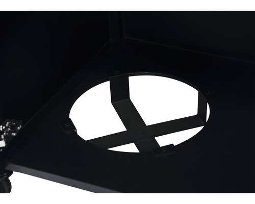 Detaljvy av en eldstad med cirkelformat hål och tvärstag i metall