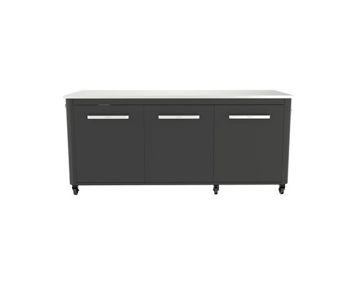 Köksö med tre skåpdörrar och vit arbetsbänk på hjul