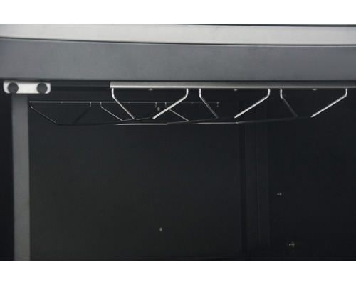 Vinställ med metallfästen för förvaring av glas