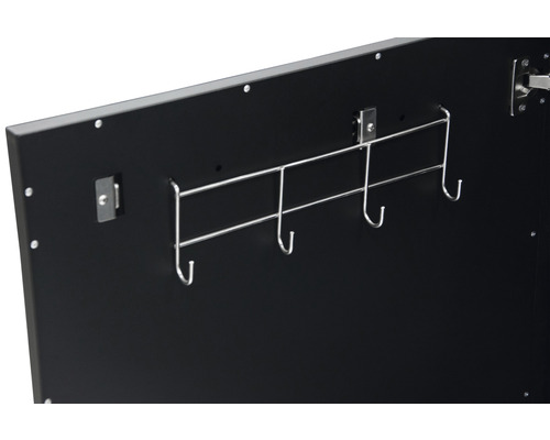 Detalj av insidan av ett skåp med en kroklist.