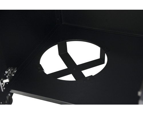 Detalj av en rund öppning i en svart metallkonstruktion