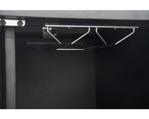 Inre vy av ett skåp med metallhållare för vinglas