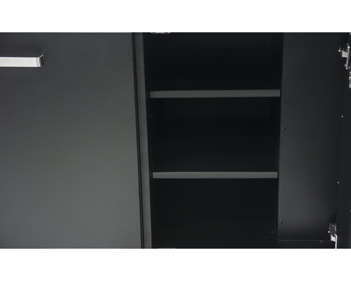 Detaljvy av ett öppet metallskåp med hyllor