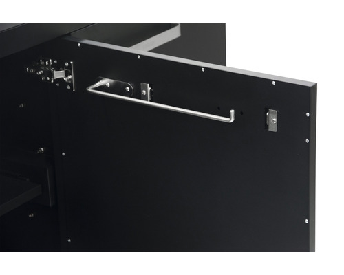 Invändig vy av en öppen skåpdörr med handdukshållare