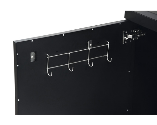 Insidan av ett skåp med en kroklist för förvaring