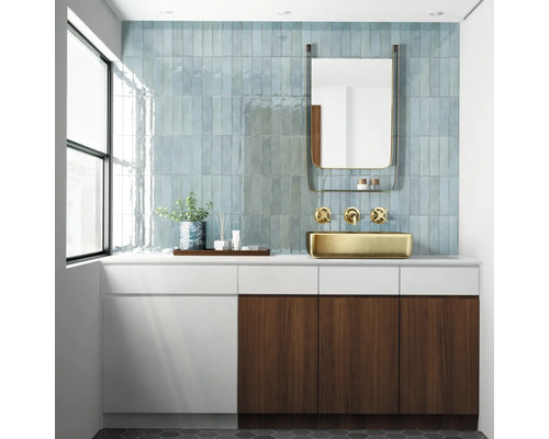 Badrum med handfat, spegel och kakel