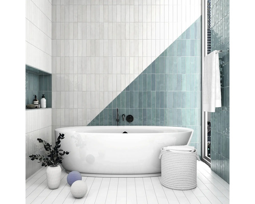 Modernt badrum med badkar, kakel och dekoration