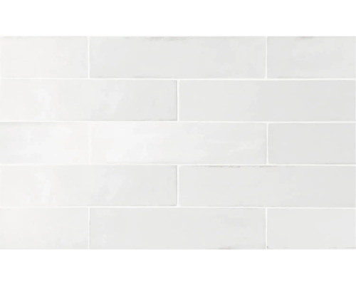 Rektangulära, ljusa väggplattor monterade i förband