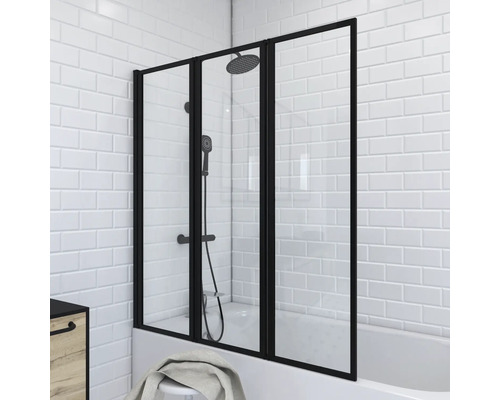 Badkarsskärm i glas med tre element och svart ram i badrummet.