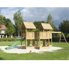 Lektorn med rutschkana och gunga på en gräsmatta.