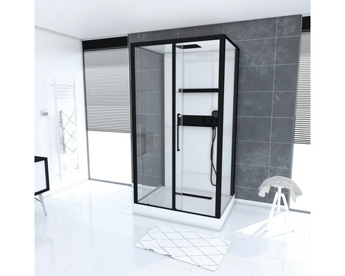 Dusch med svart ram i ett ljust badrum.