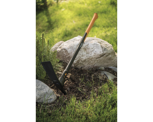 Fiskars logotyp Trädgårdsredskap med handtag och hacka i trädgården