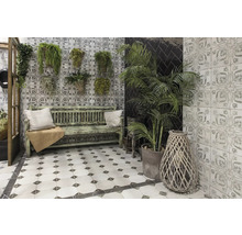 Dekorativ interiör med sittbänk, växter och kakelmönster