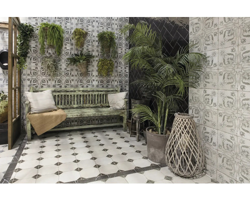 Dekorativ interiör med sittbänk, växter och kakelmönster