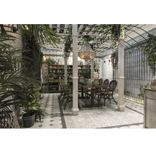 Dekorativ matplats med träbord, stolar, växter och kakel