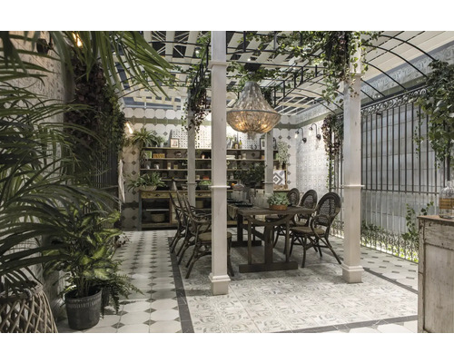 Dekorativ matplats med träbord, stolar, växter och kakel