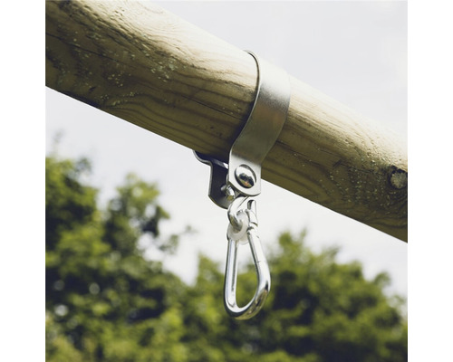 Gungbeslag med karbinhake fäst på trä