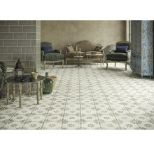 Vardagsrum med dekorativa golvplattor och matchande möbler för en stilfull atmosfär