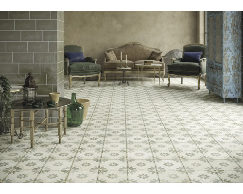 Vardagsrum med dekorativa golvplattor och matchande möbler för en stilfull atmosfär