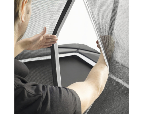 Person öppnar ett myggnät