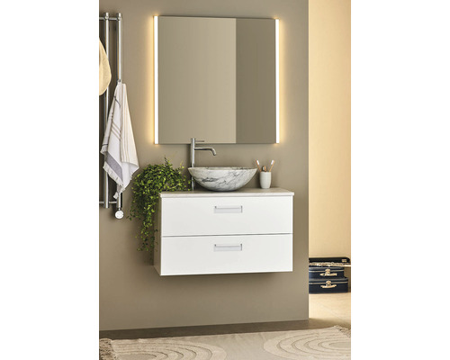 Modern badrumsmöbel med belyst spegel, tvättställsskåp och marmorhandfat.