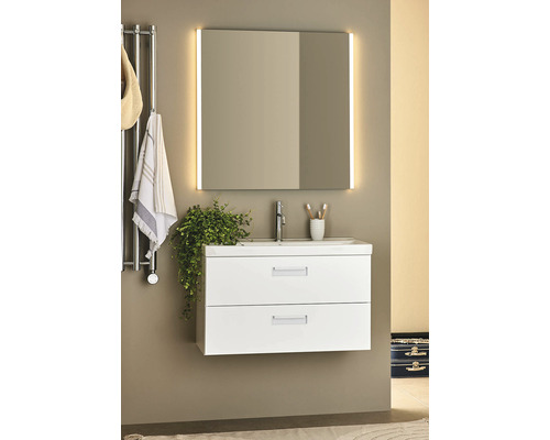 Badrum med vitt tvättställsskåp, handfat, spegel och belysning