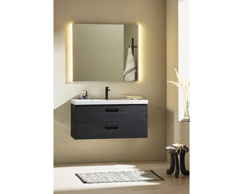 Badrum med tvättställsskåp, spegel med belysning och pall