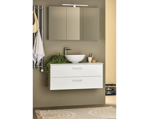 Modernt badrum med tvättställ, spegel, handdukstork och dekorativa element för en stilfull inredning