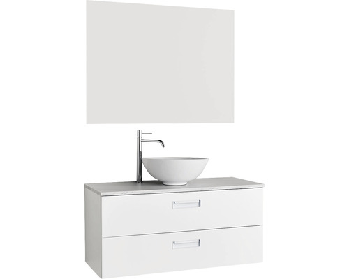 Badrum med tvättställsskåp, tvättställsskål, armatur och spegel