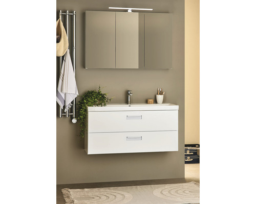 Modernt badrum med underskåp för handfat, spegelskåp och handdukstork.