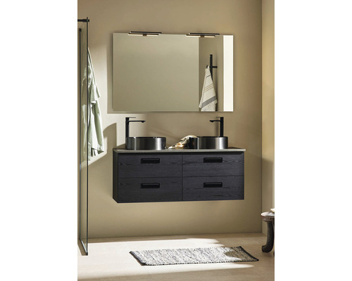 Badrum med dubbla handfat, spegel och underskåp med lådor